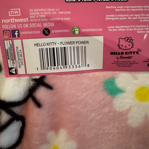HELLO KITTY FLOWER POWER THROW (FIRM PRICE) - Picture 2 of 5